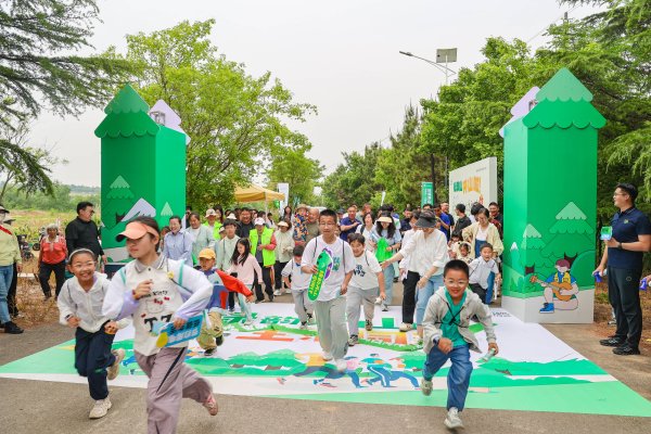配资app下载 绿韵开山映碧野 艾香粽情醉田园——青岛西海岸新区张家楼街道松泉山第二届山地艺术节奏响乡村振兴交响曲